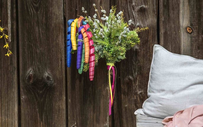 Palmbuschen mit bunten Holzlocken, Zierkissen, Weste