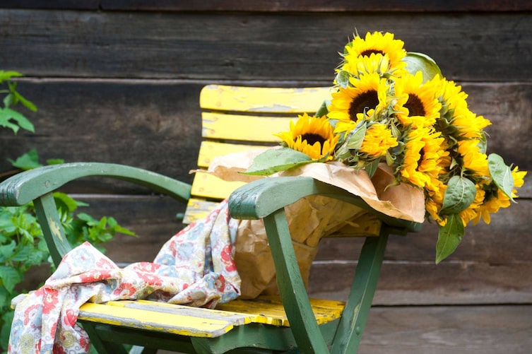 Sonnenblumen-Deko, Blumendeko, Blumenstrauß, Tuch, alter Gartensessel