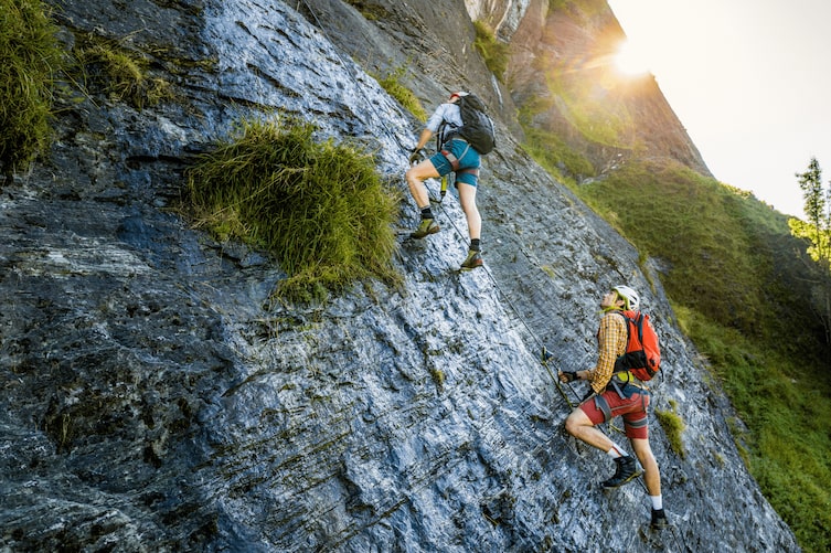 Heimatleuchten, Österreichs Bergsteigerdörfer, Kletterer Claudio Dörr und Inga Koch am Klettersteig Kupfergeist