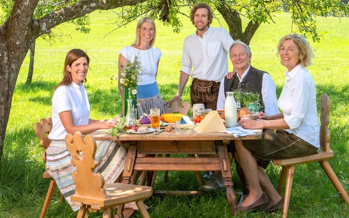Familie WOERLE versammelt sich am liebsten - wie könnte es anders sein - am Familientisch mit einer Käseplatte.