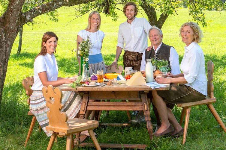 Familie WOERLE versammelt sich am liebsten - wie könnte es anders sein - am Familientisch mit einer Käseplatte.