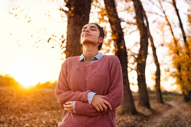 Frau im Herbst glücklich und zufrieden