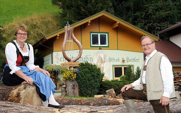 Alfred Peitler vor seiner Schnitzerstube in Kärnten (Foto: Schnitzerstube/Roland Holitzky)