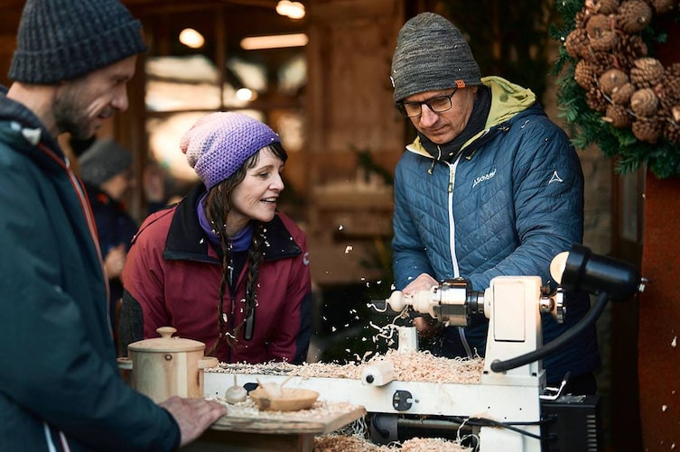 Der Christkindlmarkt im Innenhof der urigen Latschenhütte beheimatet regionale Handwerkskünste wie das Drechseln.