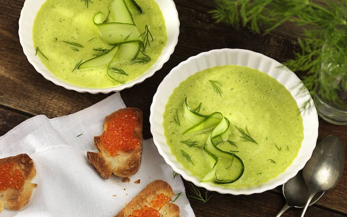 Geeiste Gurkensuppe, Forellenkaviar, Röstbrot, Kräuter