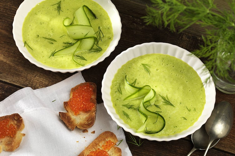 Geeiste Gurkensuppe, Forellenkaviar, Röstbrot, Kräuter