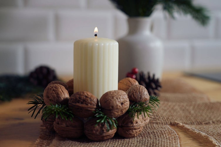 Kerzenständer aus Walnüssen.