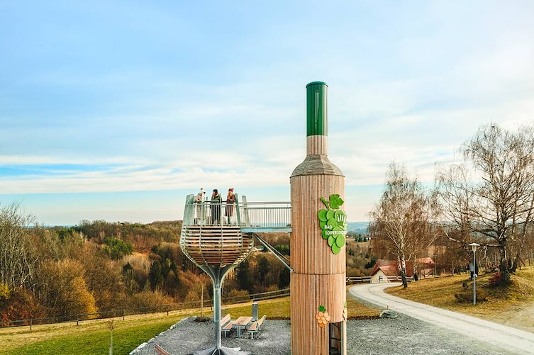 Österreichs größte begehbare Weinflasche steht entlang des Wein-Erlebnis-Weges Bad Loipersdorf im Thermen- & Vulkanland.