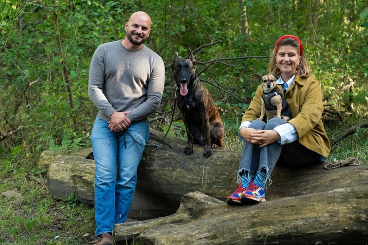 Hundeflo Florian Günther und Mesi Tötschinger mit ihren Hündinnen Trudi und Wilma.