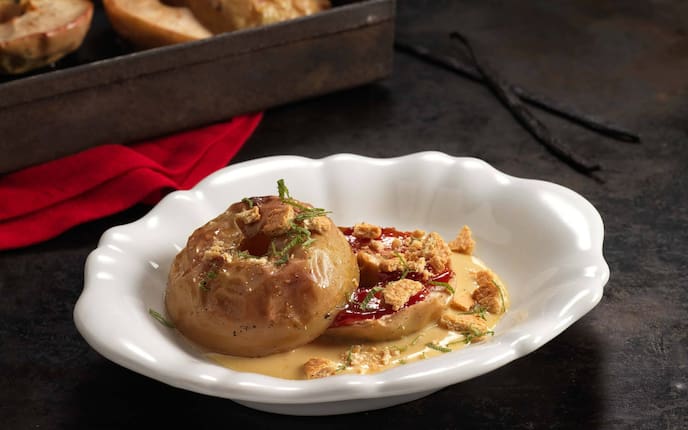 Köstlicher Bratapfel mit Karamell-Butterkeks-Creme (Foto: Eisenhut & Mayer)