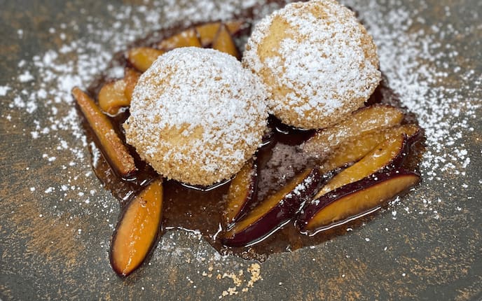 Topfenknödel mit Zwetschken-Zirben-Röster