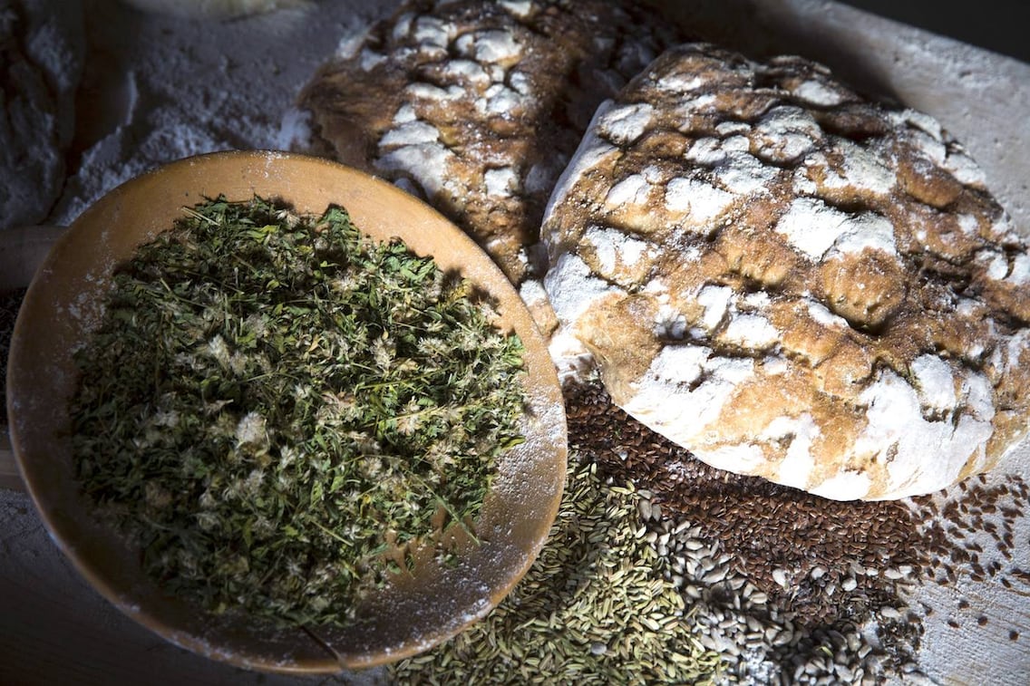 Frische Kräuter und frisch gebackene Brote