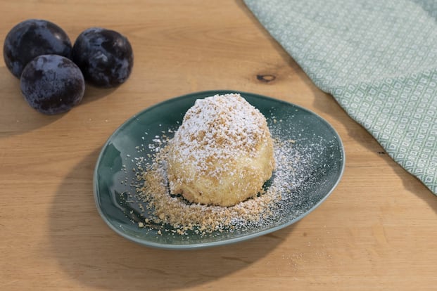 Pflaumenknödel mit Topfenteig - 1:45 h - Rezept - Servus