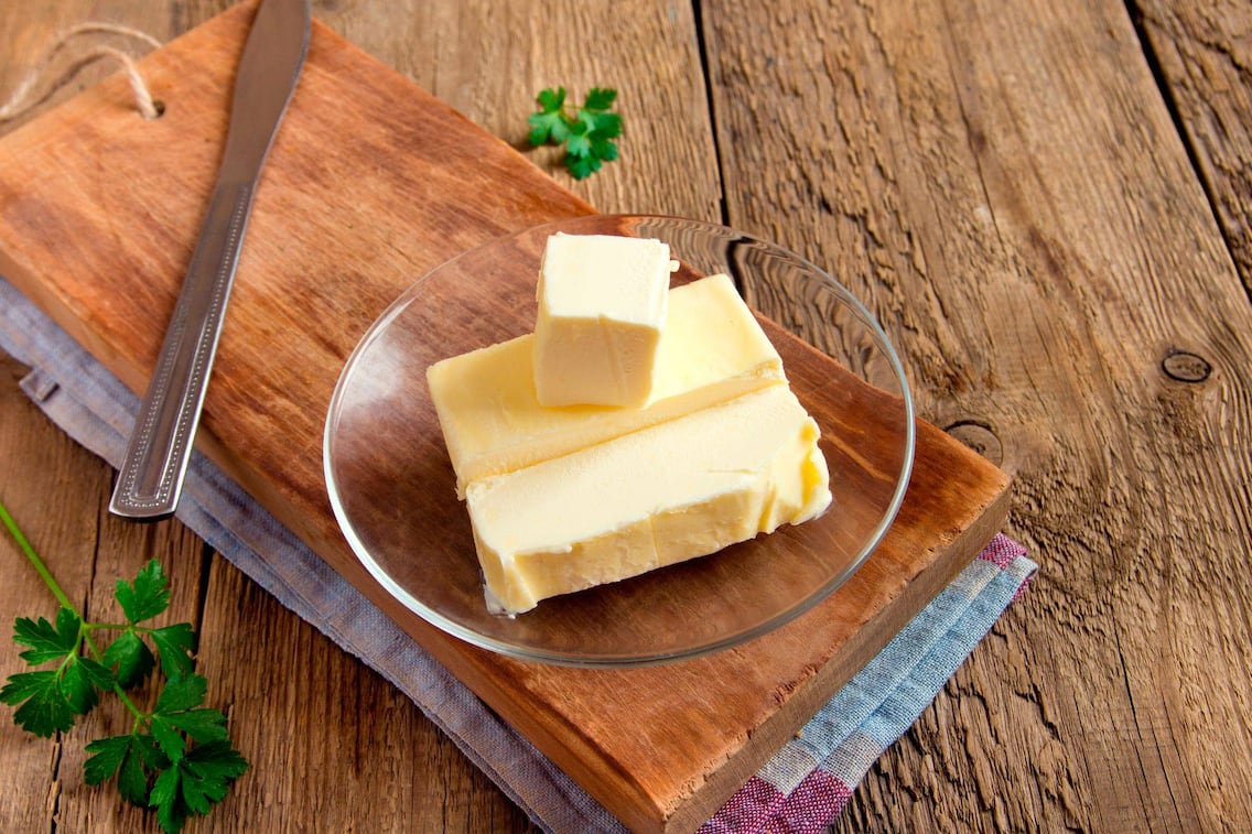 Butter, Holzbrett, Buttermesser, Holztisch, Zitronenbutter, Servus Rezept