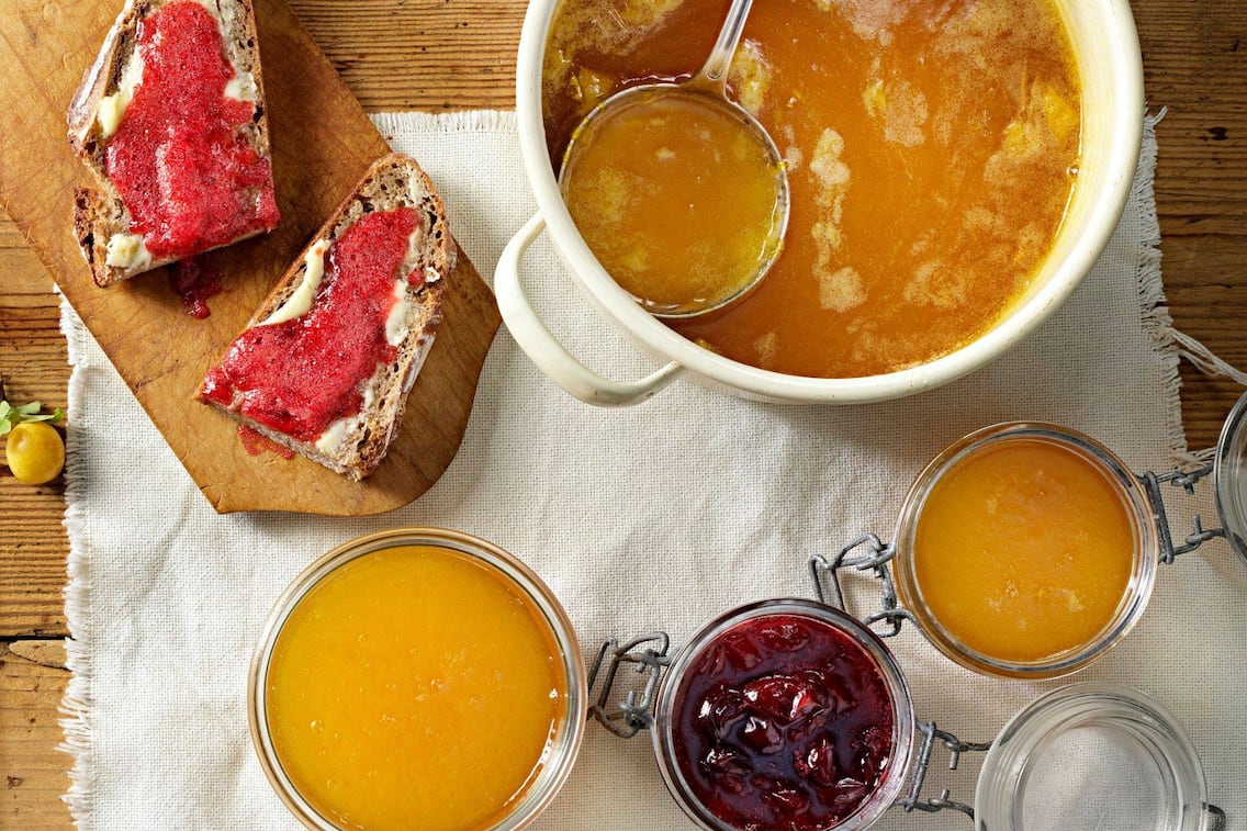 Marmelade, Kriacherl, rote Marmelade, Einmachgläser, Einkochen, Servus Rezept, Brot, Brett, Schöpfer