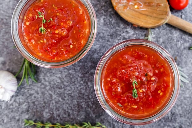 Paradeis-Sauce mit Rosmarin und Thymian - 1:00 h - Rezept - Servus