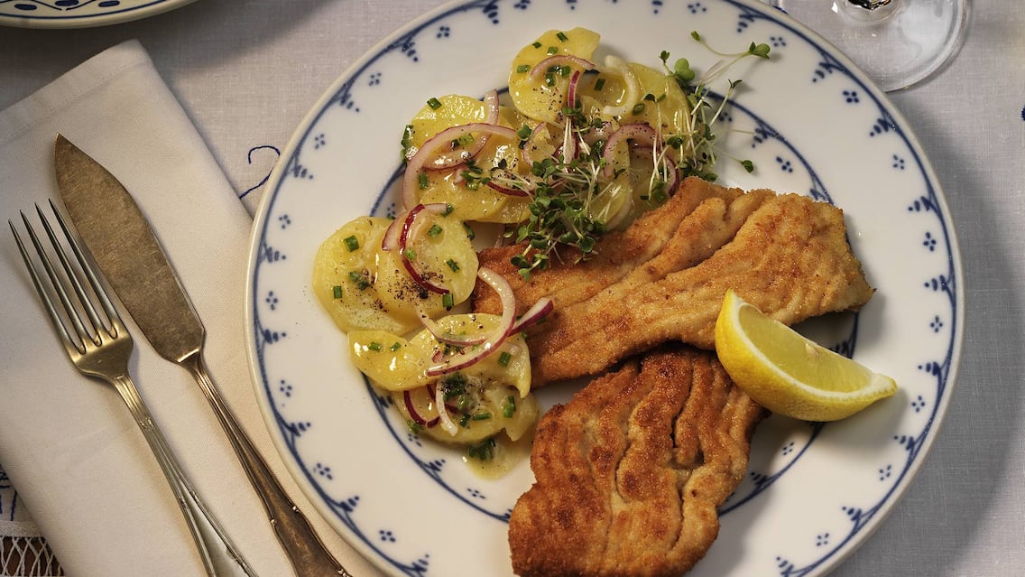 Gebackener Karpfen mit Erdäpfelsalat - Rezept - Servus