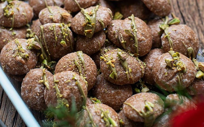 Die Lebkuchen in einer verschlossenen Dose mit einem Stück Apfel lagern, so bleiben sie weich.