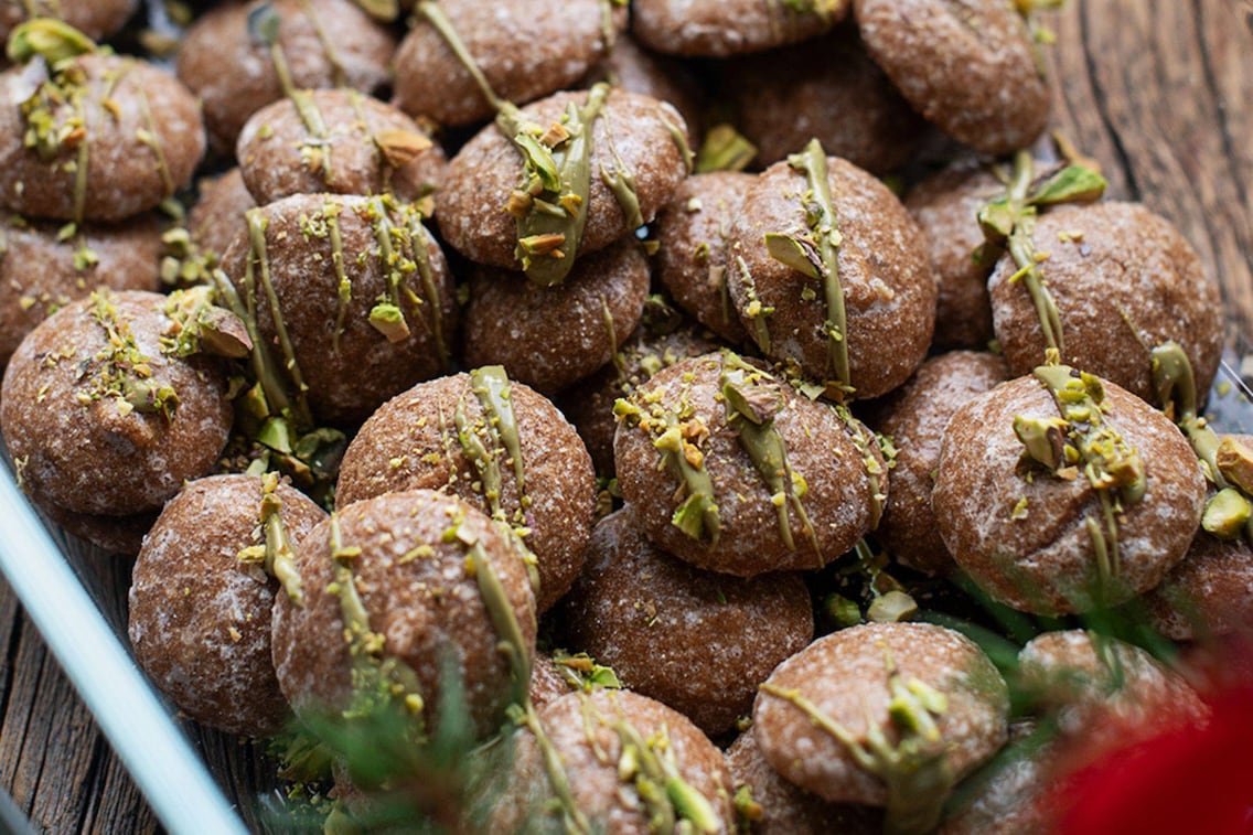 Die Lebkuchen in einer verschlossenen Dose mit einem Stück Apfel lagern, so bleiben sie weich.