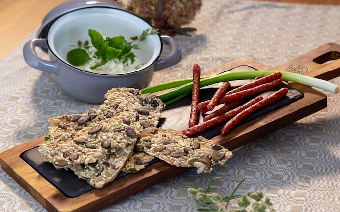 Knäckebrot mit Tyrolini Salami Sticks und Topfen-Sauerrahm-Dip (Bild: Matthias Jurkovicts)