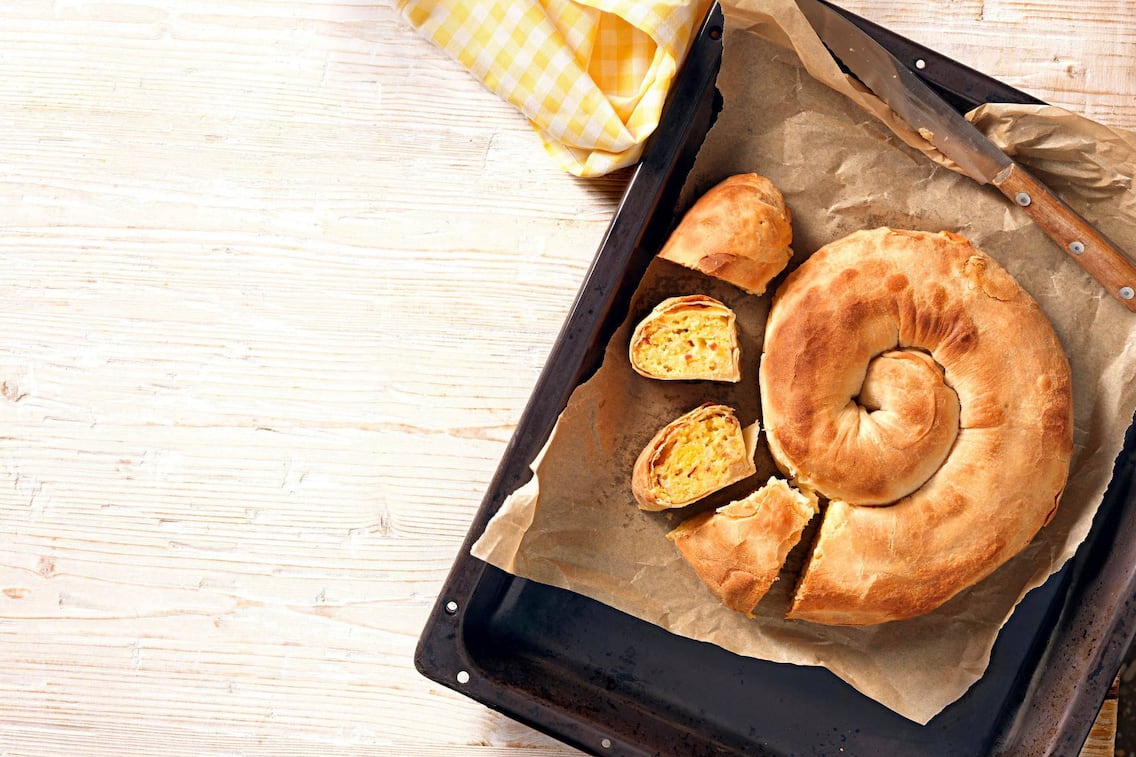 Strudelschnecke, pikant gefüllt, Backblech, Backpapier, Geschirrtuch, Messer, Hauptspeise, Servus Rezept, Schritt für Schritt Anleitung