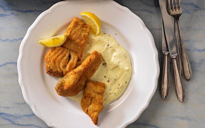 Gebackene Karpfenfilets, Zitronenspalten, Kartoffelcreme, Erdäpfelcreme, Weihnachtsessen, Festtagsessen, Hauptspeise, Fisch, Servus Rezept