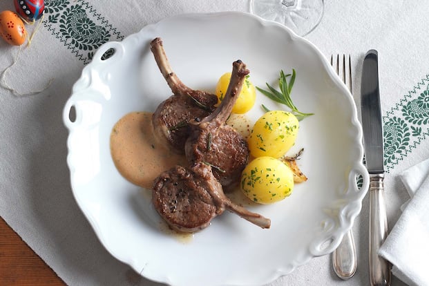 Lammkoteletts mit Tiroler Sauce - 1:00 h - Rezept - Servus