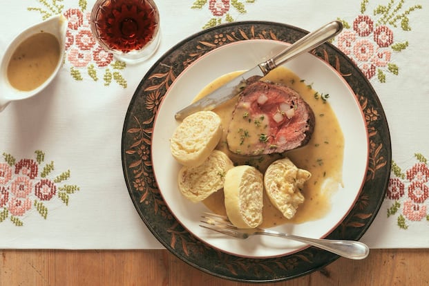 Rindslungenbraten mit Böhmischen Knödeln - 2:00 h - Rezept - Servus