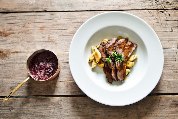 Geschmorter Rinderbraten mit Erdäpfelnockerl - 3:30 h - Rezept - Servus