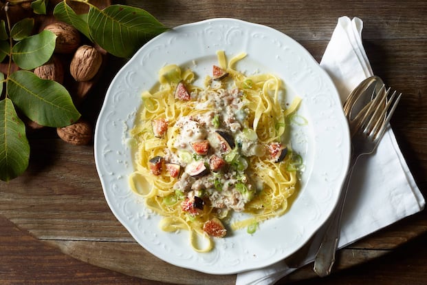 Bandnudeln mit Walnuss-Käse-Sauce und Feigen - 0:20 h - Rezept - Servus