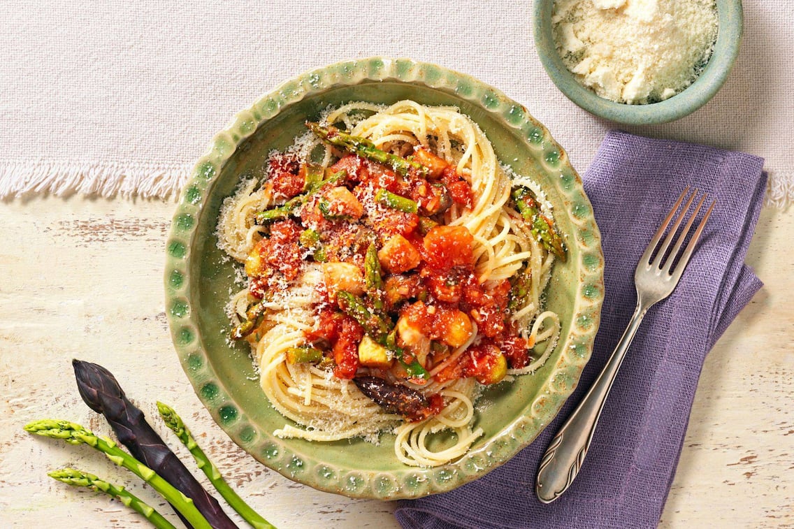 Parmesan, Nudeln, Spaghetti, Spargel, Spargelragout, Tomaten, grüner Spargel, Hauptspeise, Servus Rezept