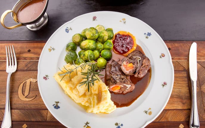 Wild, Hirsch, Fleisch, Hirschrouladen, Kohlsprossen, Rosmarin, Preiselbeeren, Pfirsichhälften, Kartoffelstampf, Fleischsauce, Hauptspeise, Wildgericht, Servus Rezept