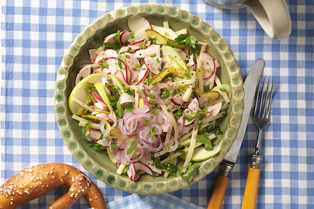 Wurstsalat mit Apfel und Bergkäse - 0:30 h - Rezept - Servus