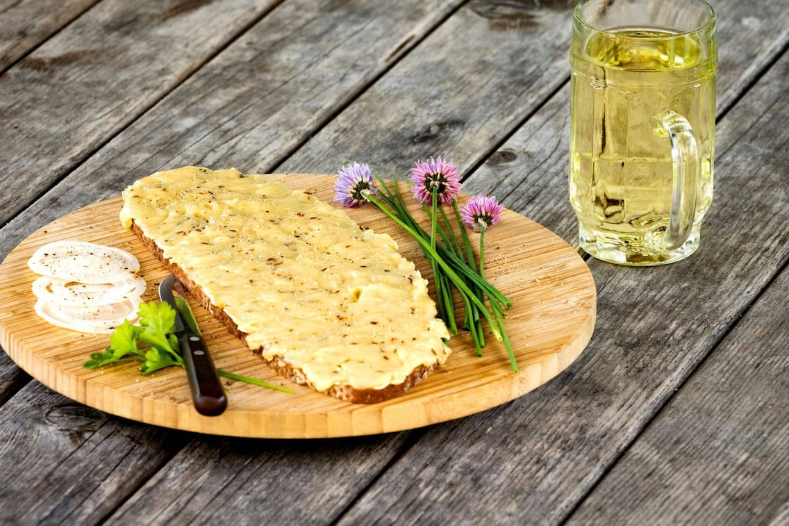 Glundner Käse, Zwiebelscheiben, Schnittlauch, Jausenbrett, Messer, Jause, Brettljause, Servus Rezept