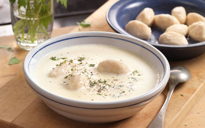 Kassuppn mit Hagebuttenknödel (Foto: Eisenhut & Mayer)