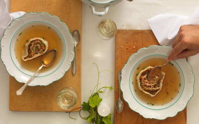 Klare Rindsuppe mit Grammelstrudel (Foto: Eisenhut & Mayer)