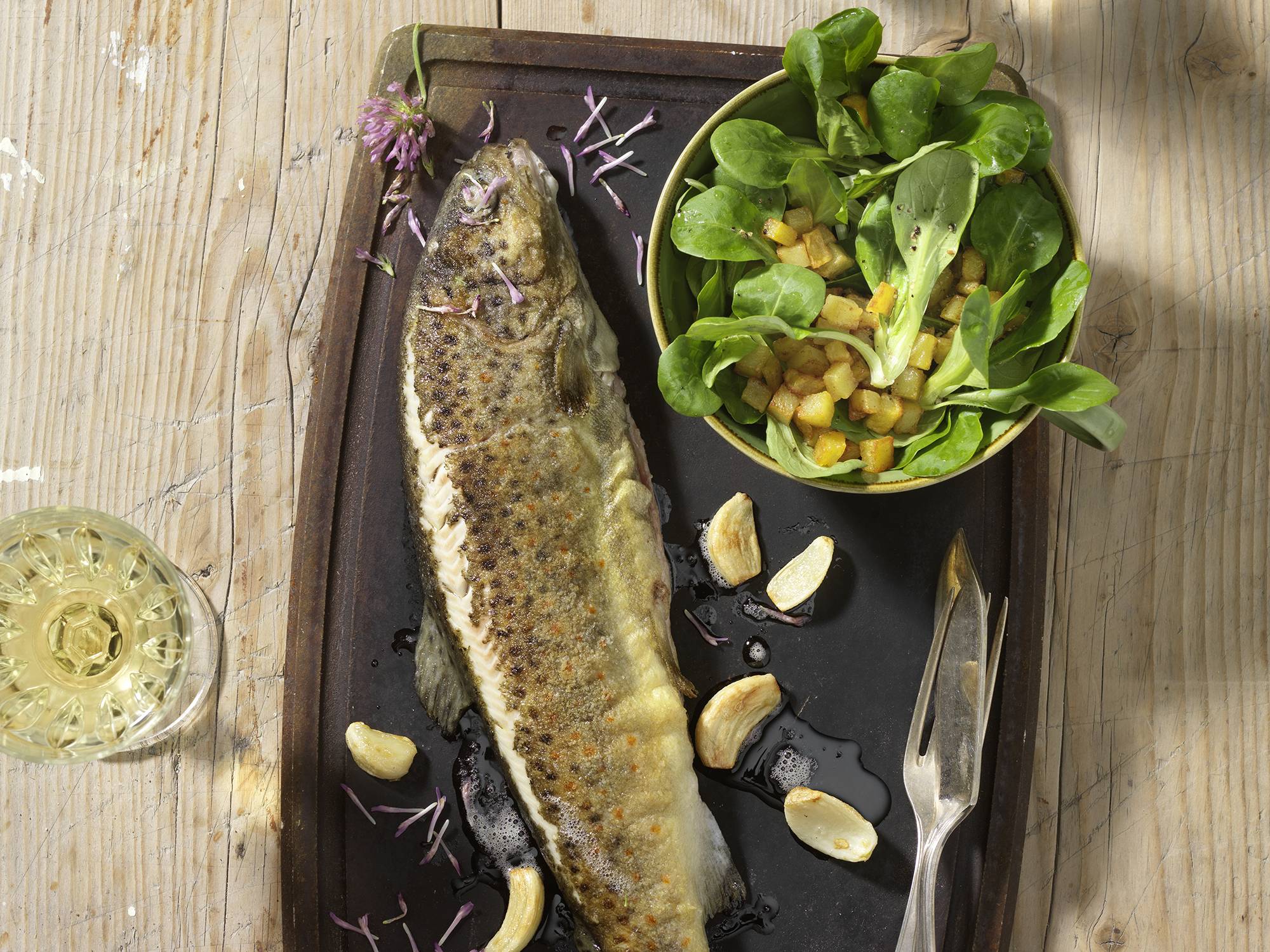 Gebackener Karpfen mit Erdäpfelsalat - Rezept - Servus