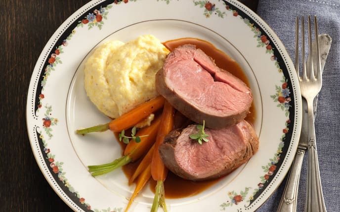 Lammnuss in Brotkruste mit Polenta und Vanillekarotten (Foto: Eisenhut & Mayer)