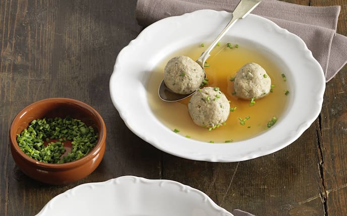 Leberknödel in der Rindsuppe (Bild: Eisenhut & Mayer)