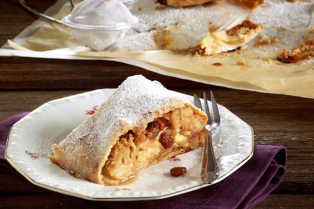 Klassischer Apfelstrudel mit Walnüssen - 2:20 h - Rezept - Servus