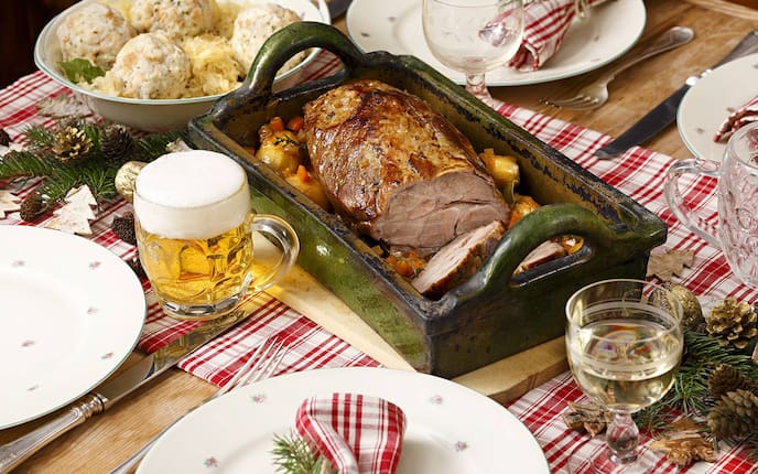 Braten, Ofenkartoffel, Ofengemüse, Semmelknödel, Sauerkraut, Bier, Wein, Gedeck, Hausmannskost, Hauptspeise, Servus Rezept