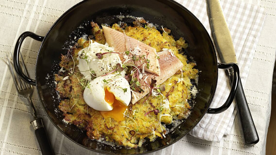 Rösti mit Räucherforelle und Oberskren - Rezept - Servus