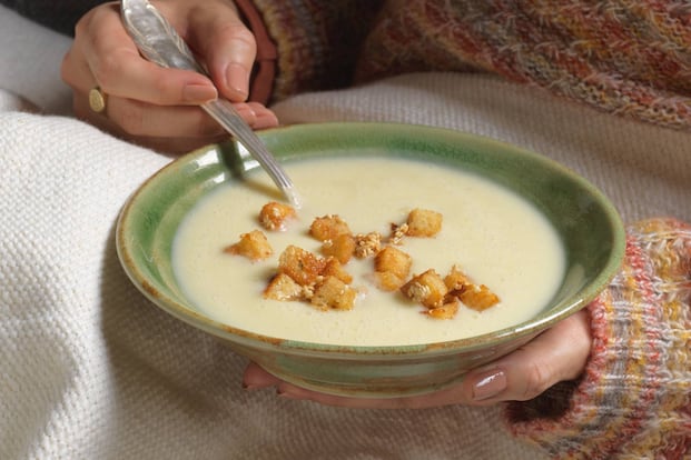 Karfiolcremesuppe mit Karamell-Croutons - 0:45 h - Rezept - Servus