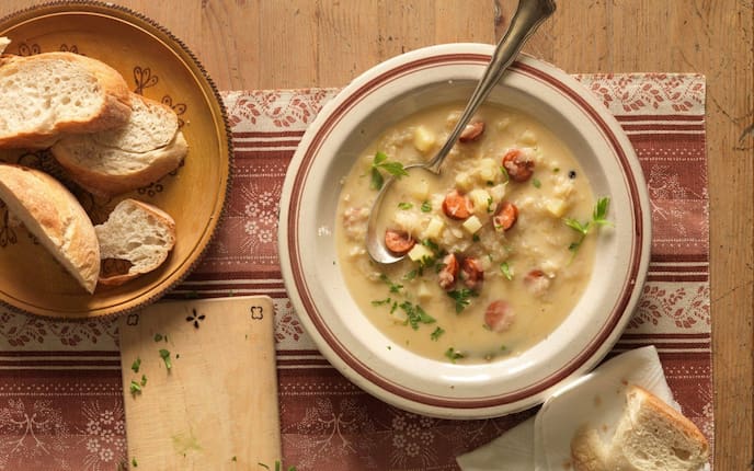 Mährische Sauerkrautsuppe, Waldviertler Würstel, Weißbrot, Liebstöckl