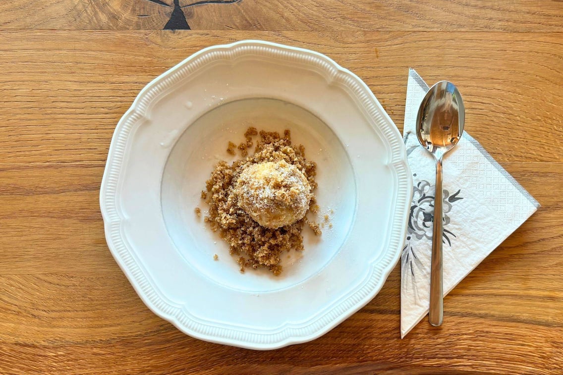 Topfen-Zwetschkenknödel, Paula Bründl, Nuss-Bröseln