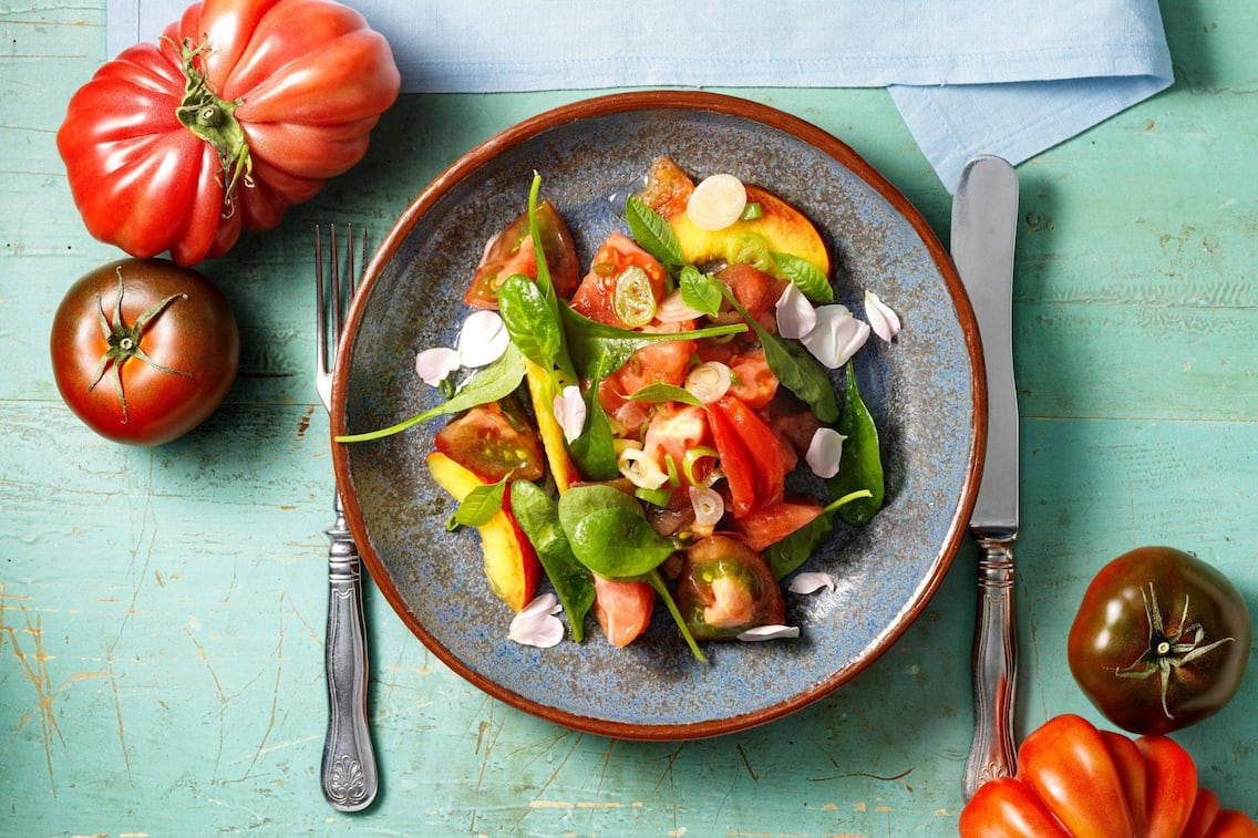 Tomaten, Paradeiser, Ochsenherztomaten, Salat, Pfirsiche, Rosenblätter, Vorspeise, vegetarisch, Servus Rezept