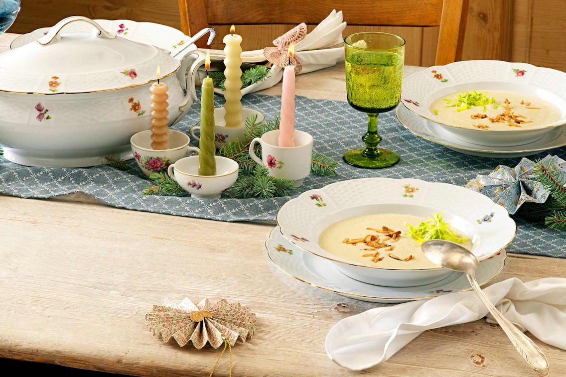 Suppe, Cremesuppe, Mandelstifte, Weihnachtstisch, Suppentopf, Kerzen, Weihnachtsdeko, Vorspeise, Servus Rezept