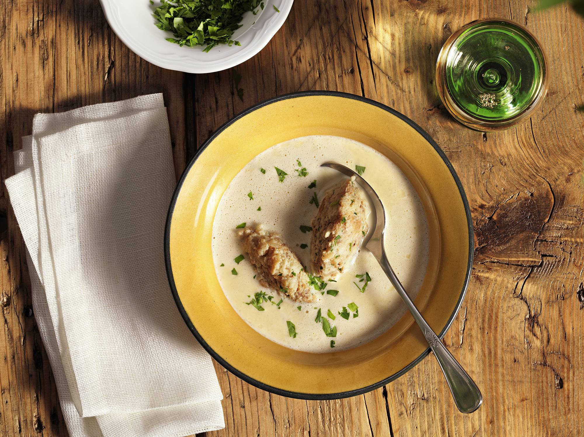 Weinsuppe mit Grammelnocken - 1:00 h - Rezept - Servus