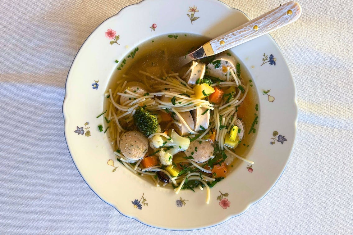 Ob mit wenigen Zutaten oder aufwendig zubereitet – diese Suppe schmeckt immer.