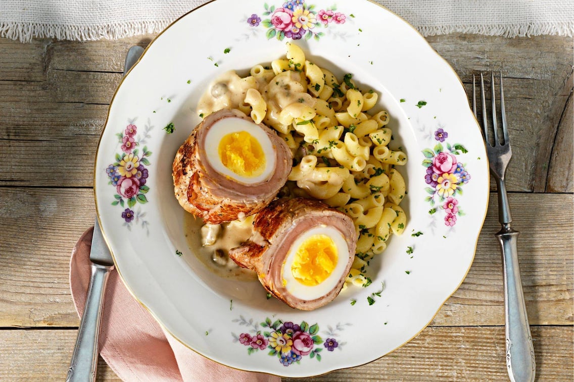 Gefüllte Fleischrouladen, Saft, Sauce, hartgekochtes Ei, Nudeln, Hörnchen